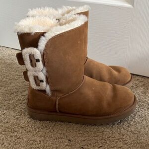 UGG Women's Bailey Fluff Buckle boots in the Chestnut color size 9